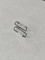 Boucles d’oreilles rectangulaires striées, monture à contour foncé, forme allongée