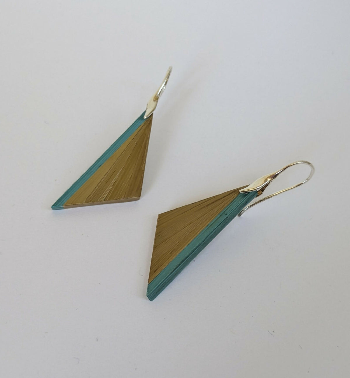 Boucles d’oreilles triangulaires marqueterie paille dorée, bandes turquoise, crochets argent 925.