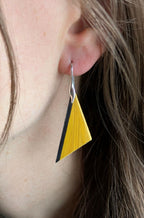 Boucle d’oreille triangulaire jaune et noir avec crochet argent 925, vue portée