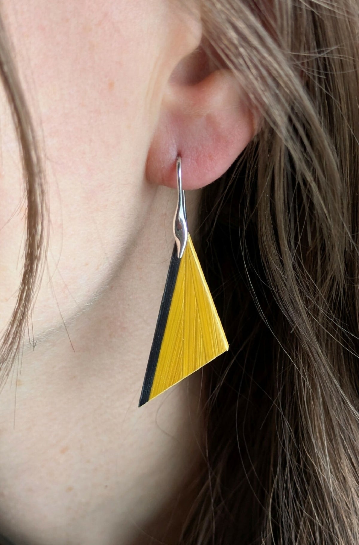 Boucle d’oreille triangulaire jaune et noir avec crochet argent 925, vue portée