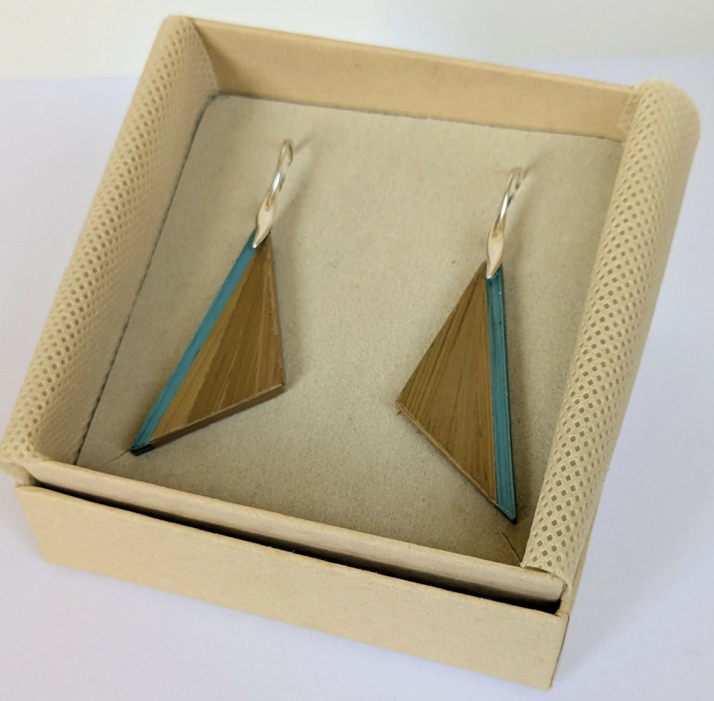 Boucles d’oreilles triangulaires en marqueterie paille dorée et turquoise, crochets argent, en écrin.