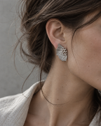 Boucles d'oreille aux motifs floraux