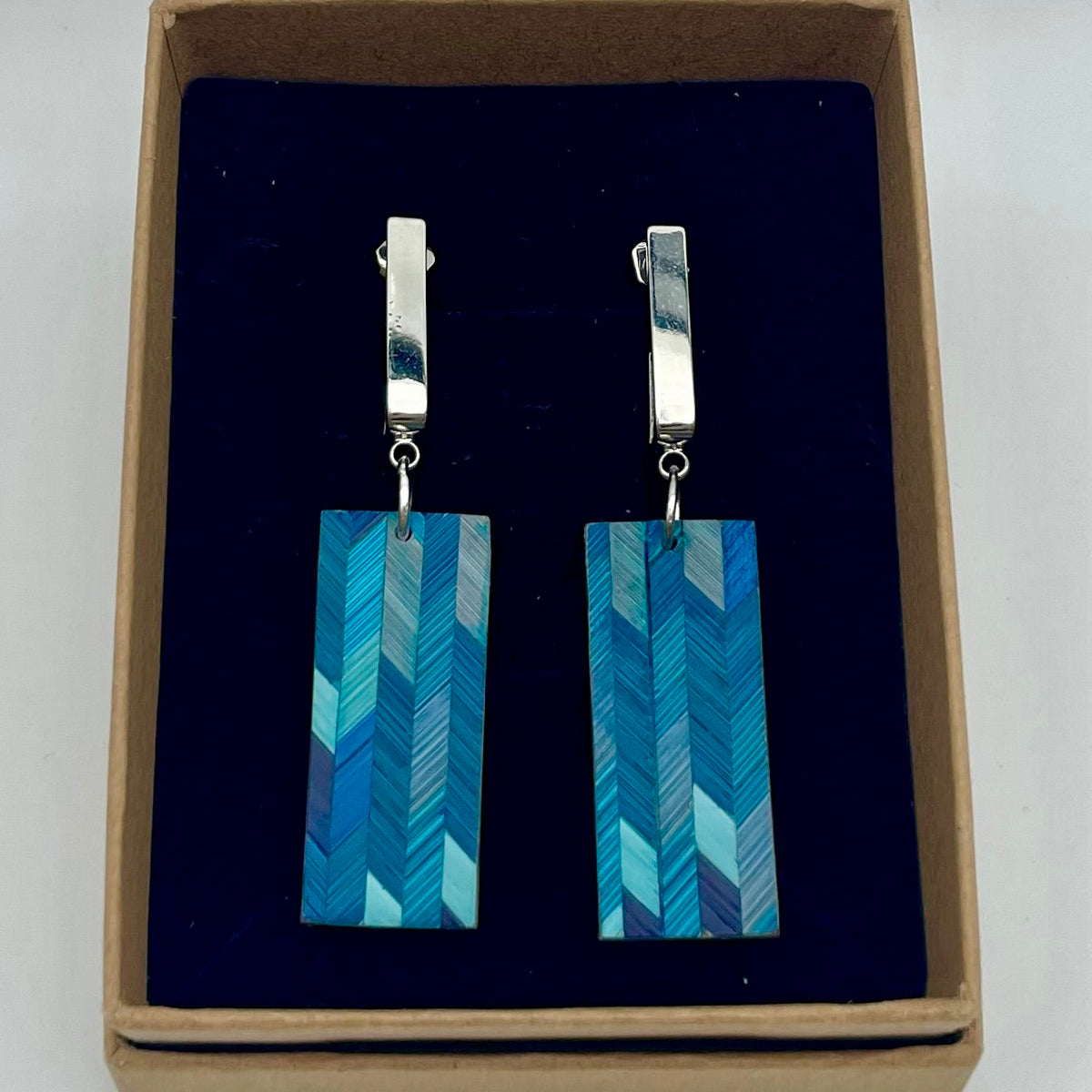 Boucles Éclat allongées en marqueterie de paille