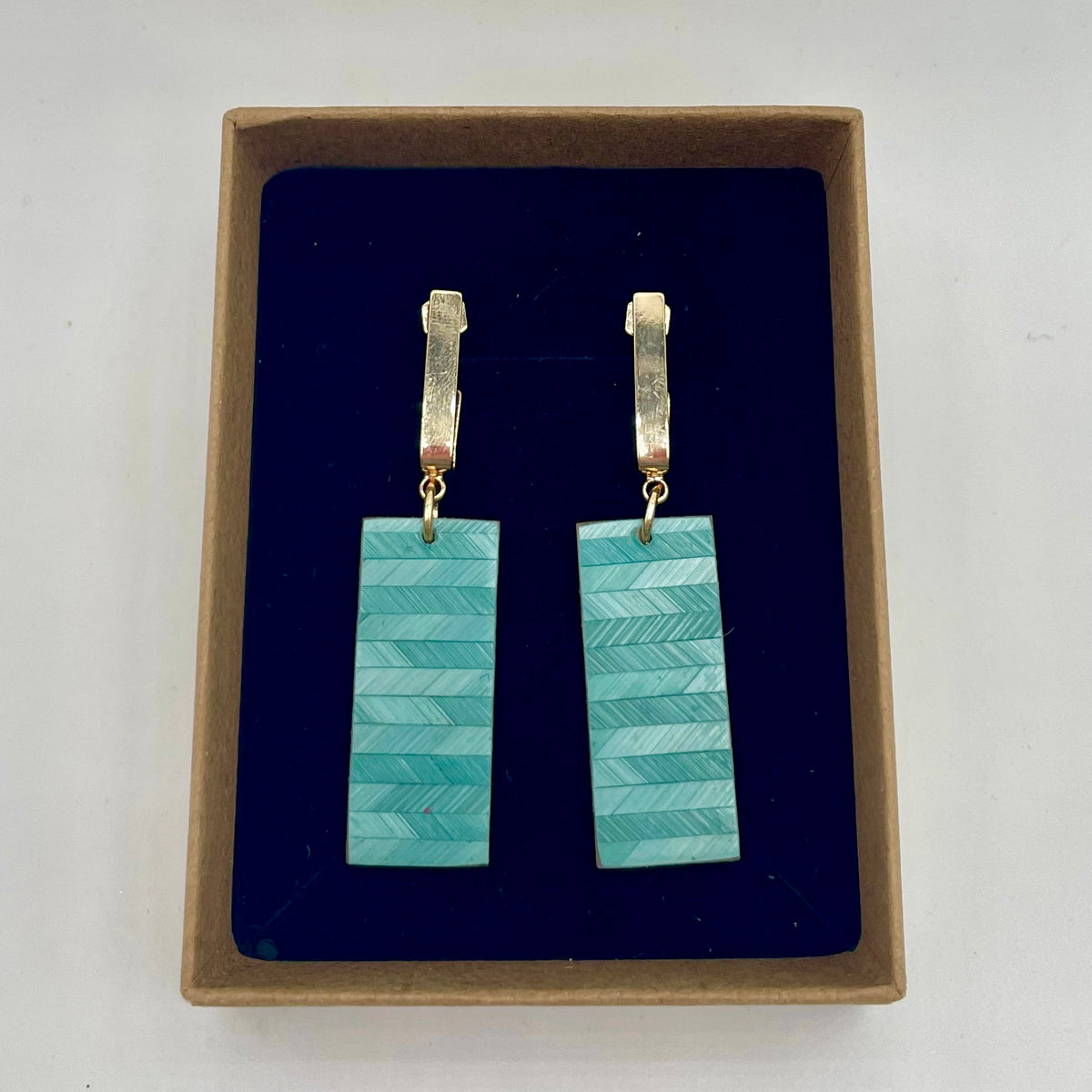 Boucles Éclat allongées en marqueterie de paille