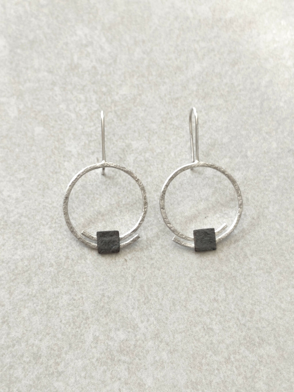 Boucles d’oreilles pendantes argentées, anneaux ronds avec carré noir