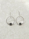 Boucles d’oreilles pendantes argentées, anneaux ronds avec carré noir