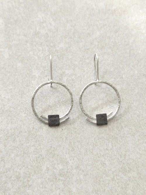 Boucles d’oreilles pendantes argentées, anneaux ronds avec carré noir