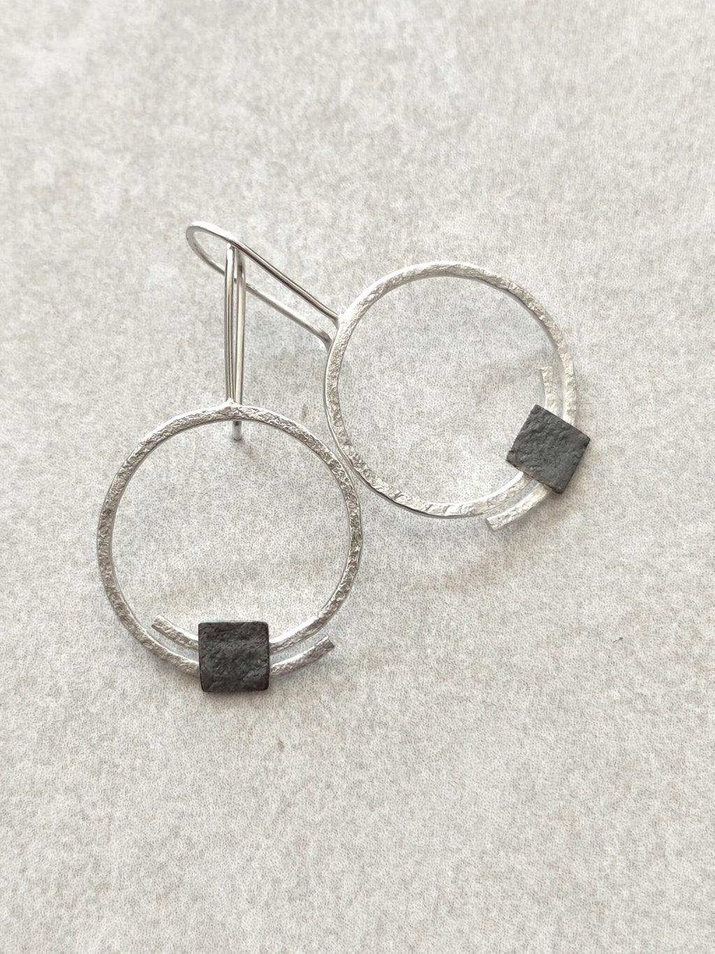 Boucles d’oreilles pendantes argentées, anneaux ronds et carrés noirs