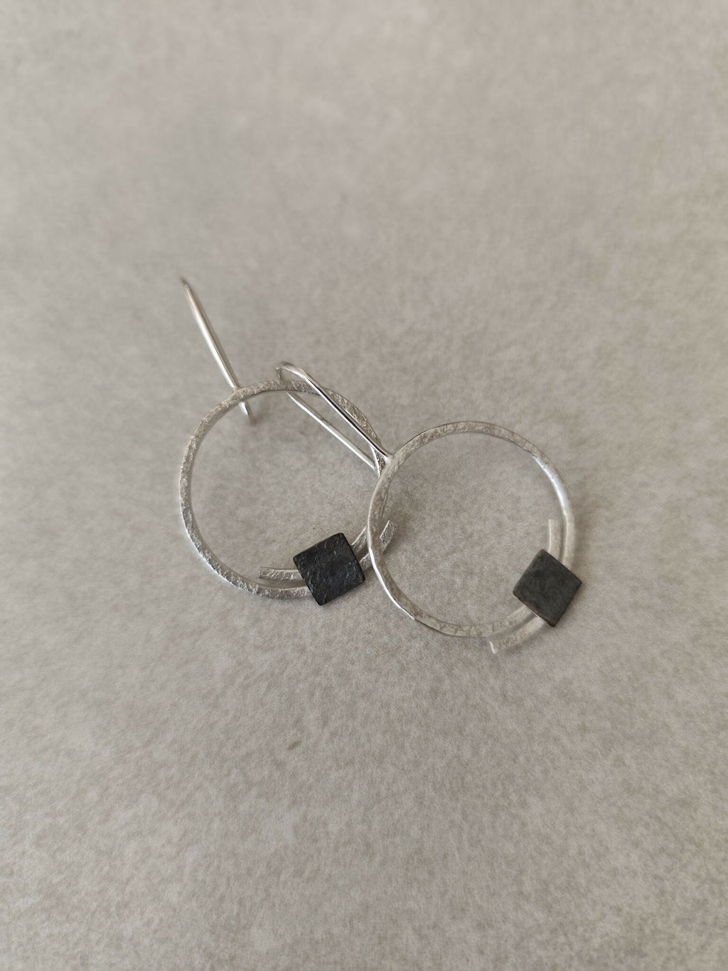 Boucles d’oreilles pendantes anneaux argentés décalés, carrés noirs