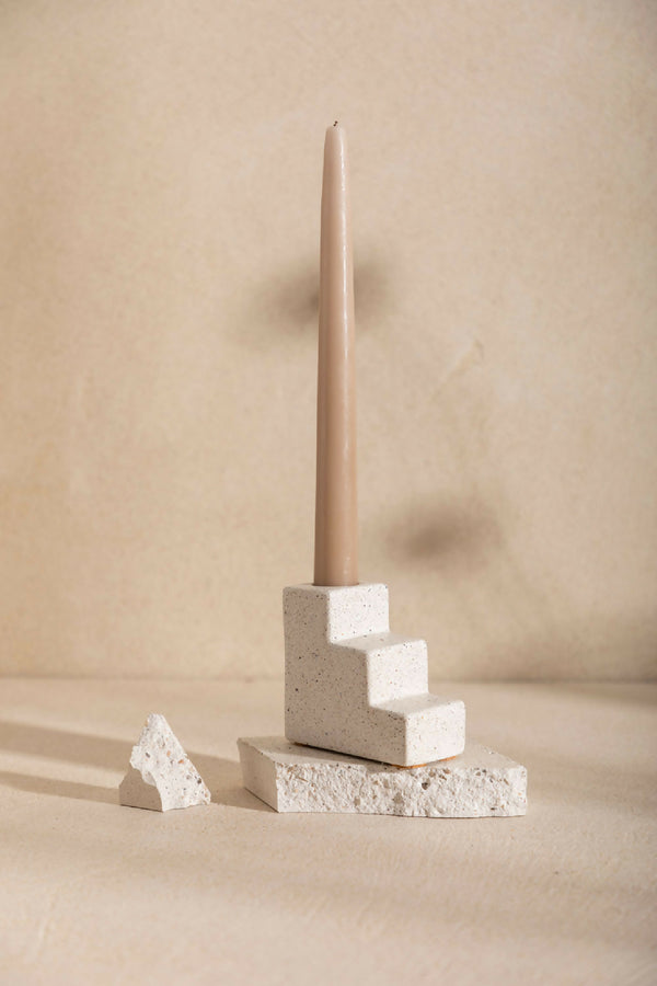 Bougeoir à bougie lisse beige, base en pierre claire avec blocs en escalier