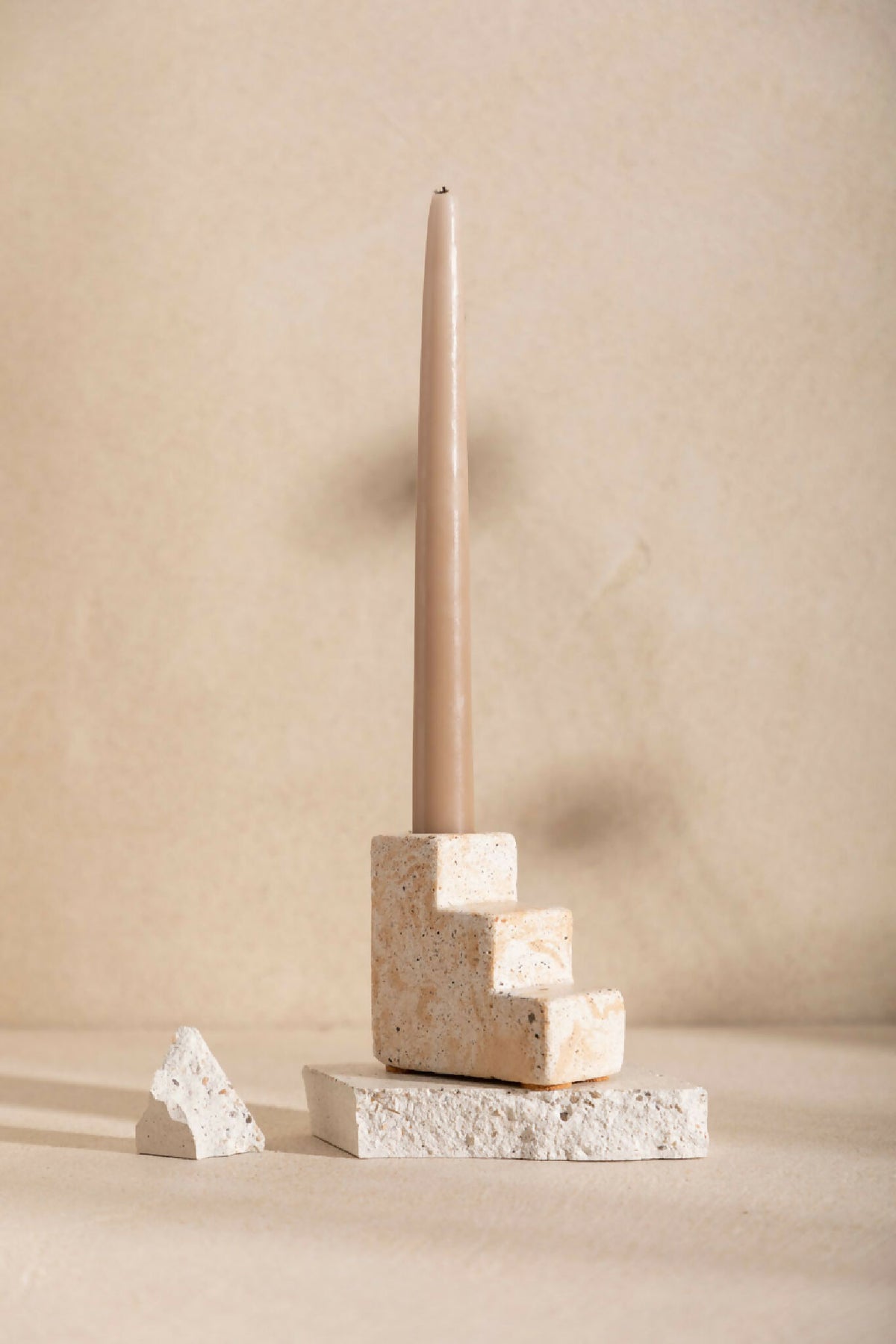 Bougeoir à bougie lisse beige, base en pierre blanche texturée et blocs en escalier
