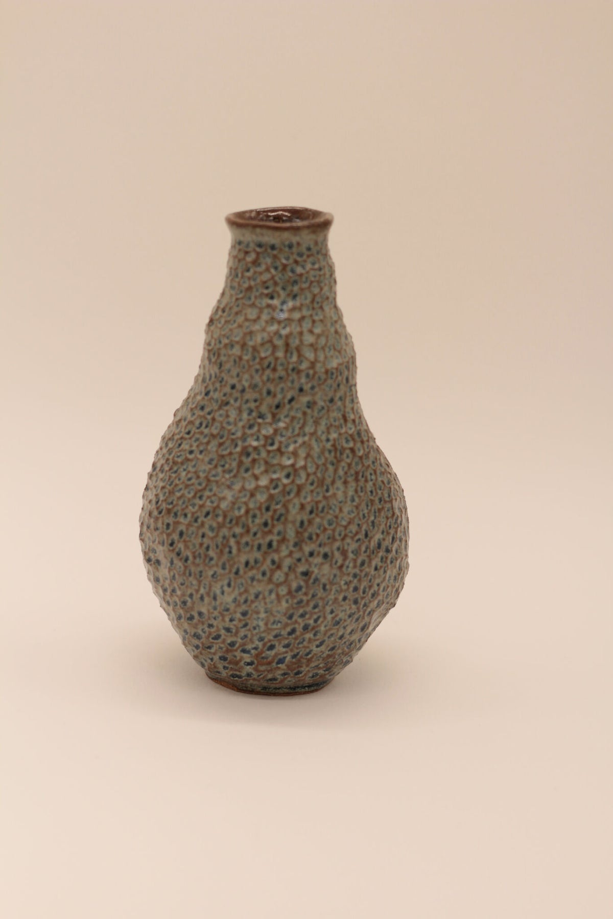 Petite bouteille cantimplora en céramique bleu-gris, texture granuleuse, forme bulbe