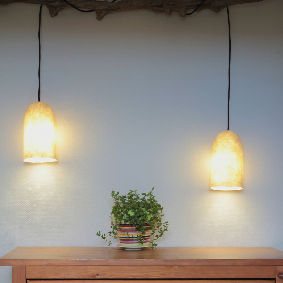 Lanterne suspension avec deux abat-jours en feutre beige allumés