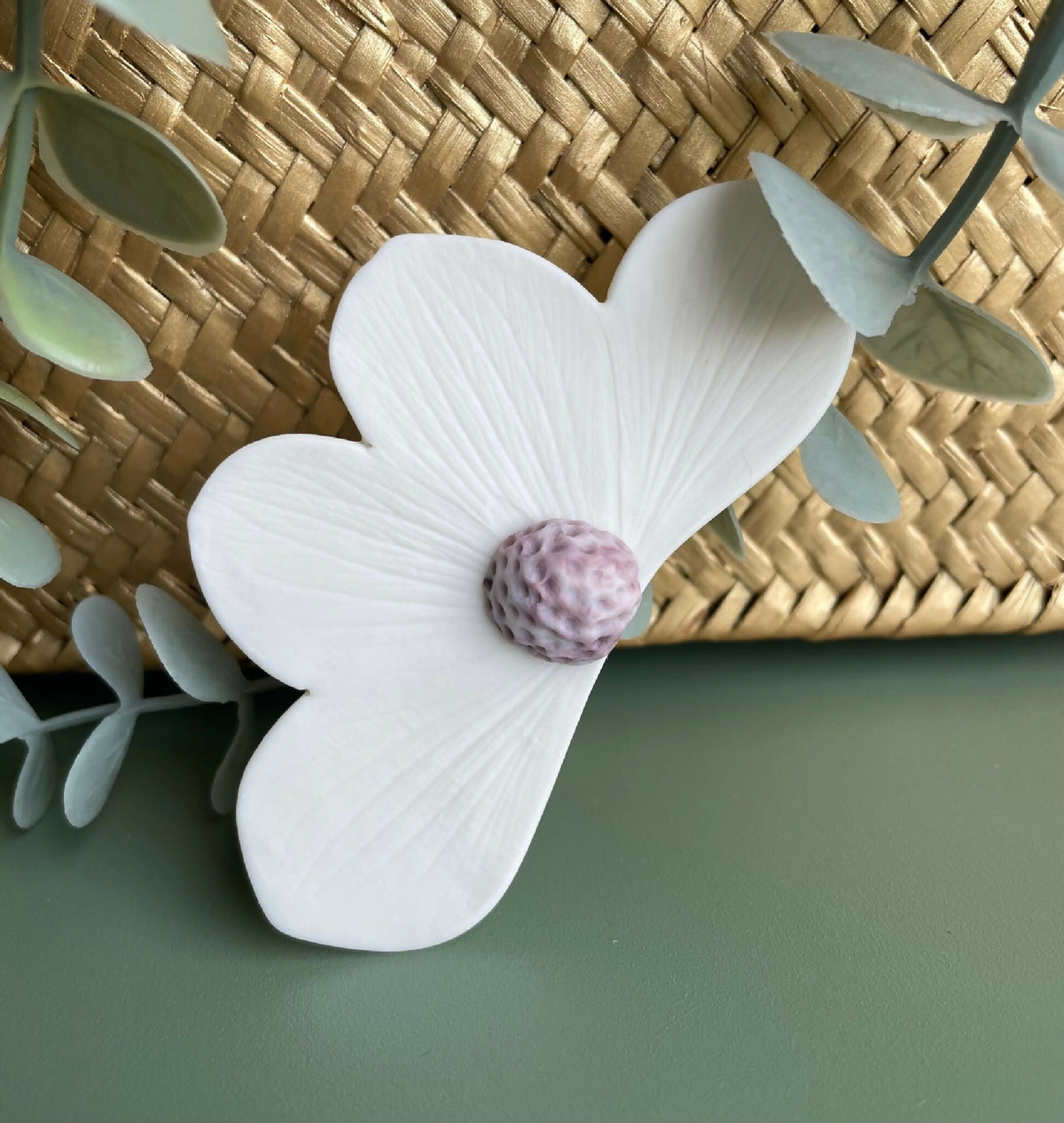 Broche florale en porcelaine aimantée, pétales blancs, centre mauve tacheté.