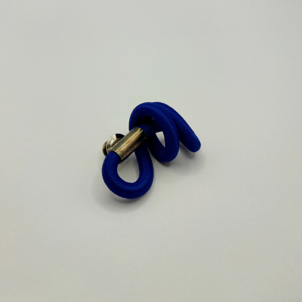 Broche en tissu bleu noué avec tige métallique dorée et boucles.