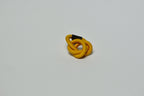 Broche entrelacée jaune, nœud de boucles concentriques.