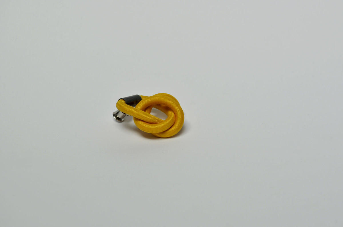 Broche en cordon tressé jaune avec épingle argentée, motif entrelacé