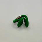 Broche d'entrelacs en tissu vert, attache argentée visible