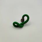 Broche d'entrelacs vert en forme de nœud, fermoir métallique visible