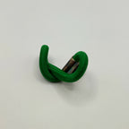 Broche en tissu vert courbé, fermoir argenté encastré