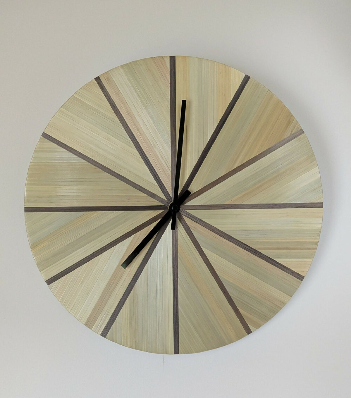 Horloge murale ronde en paille beige et marqueterie marron, aiguilles noires