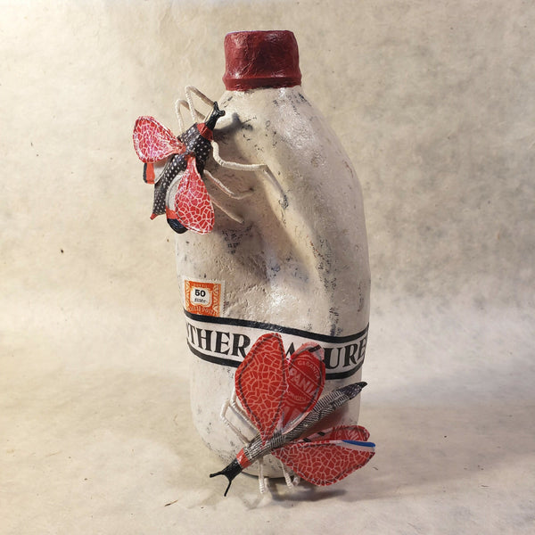 Sculpture de bouteille en résine blanche avec chapeau rouge et papillons rouge-noir