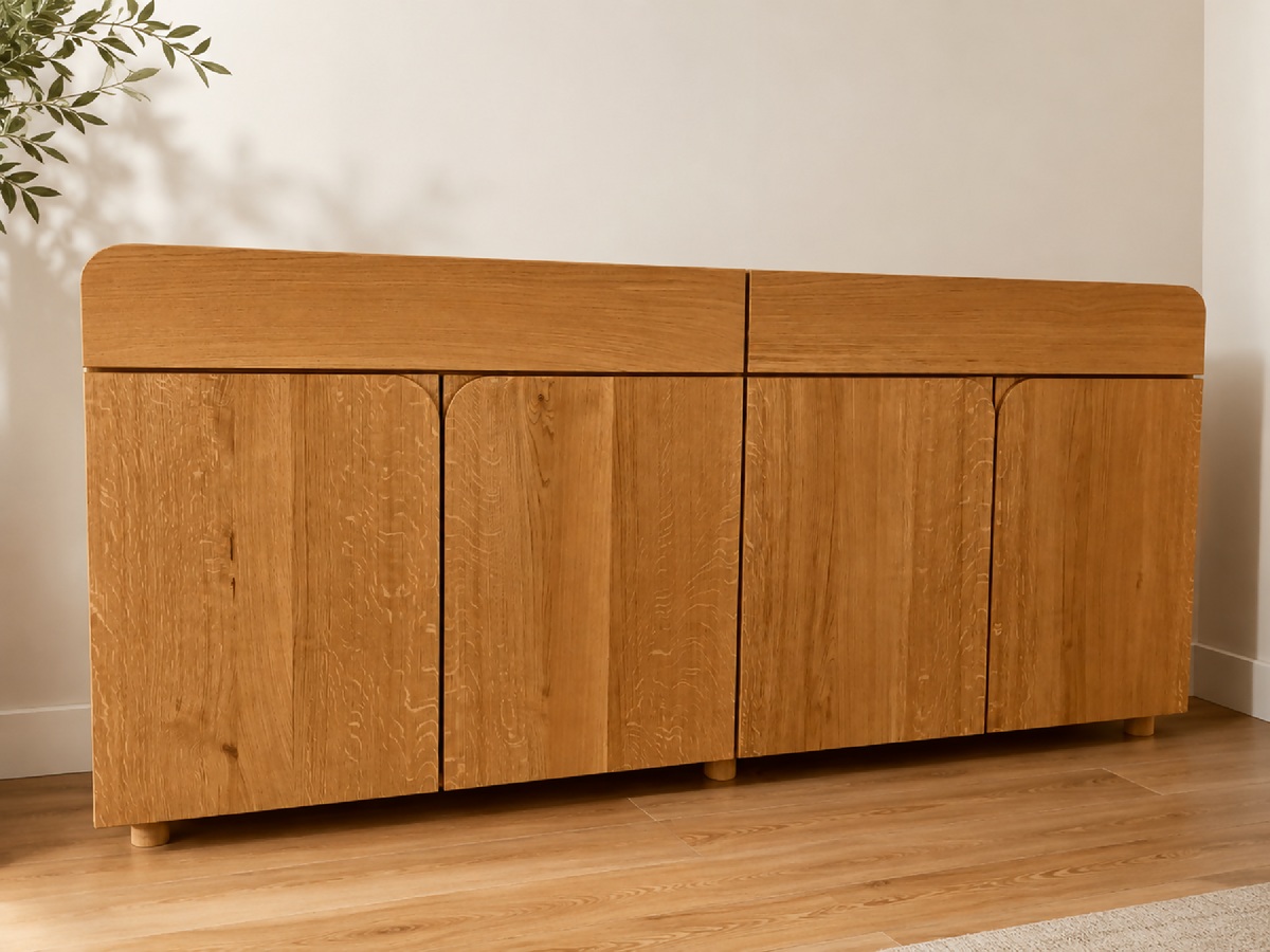 Buffet en bois clair à 4 portes avec panneaux verticaux