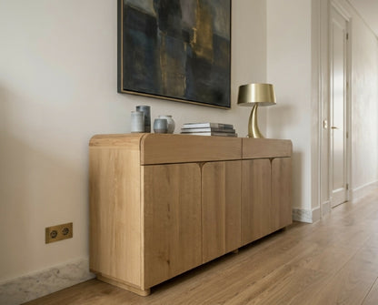Buffet en bois clair à 4 portes, vue en trois quarts