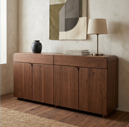 Buffet en bois foncé avec quatre portes, plateau arrondi et poignées discrètes