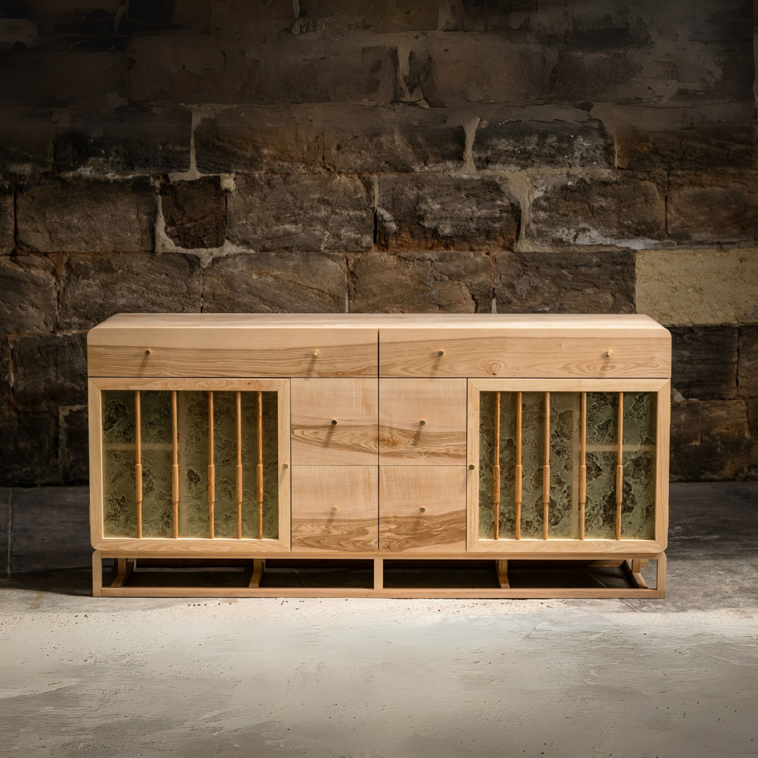 Buffet en bois clair avec portes à lames verticales et tiroirs