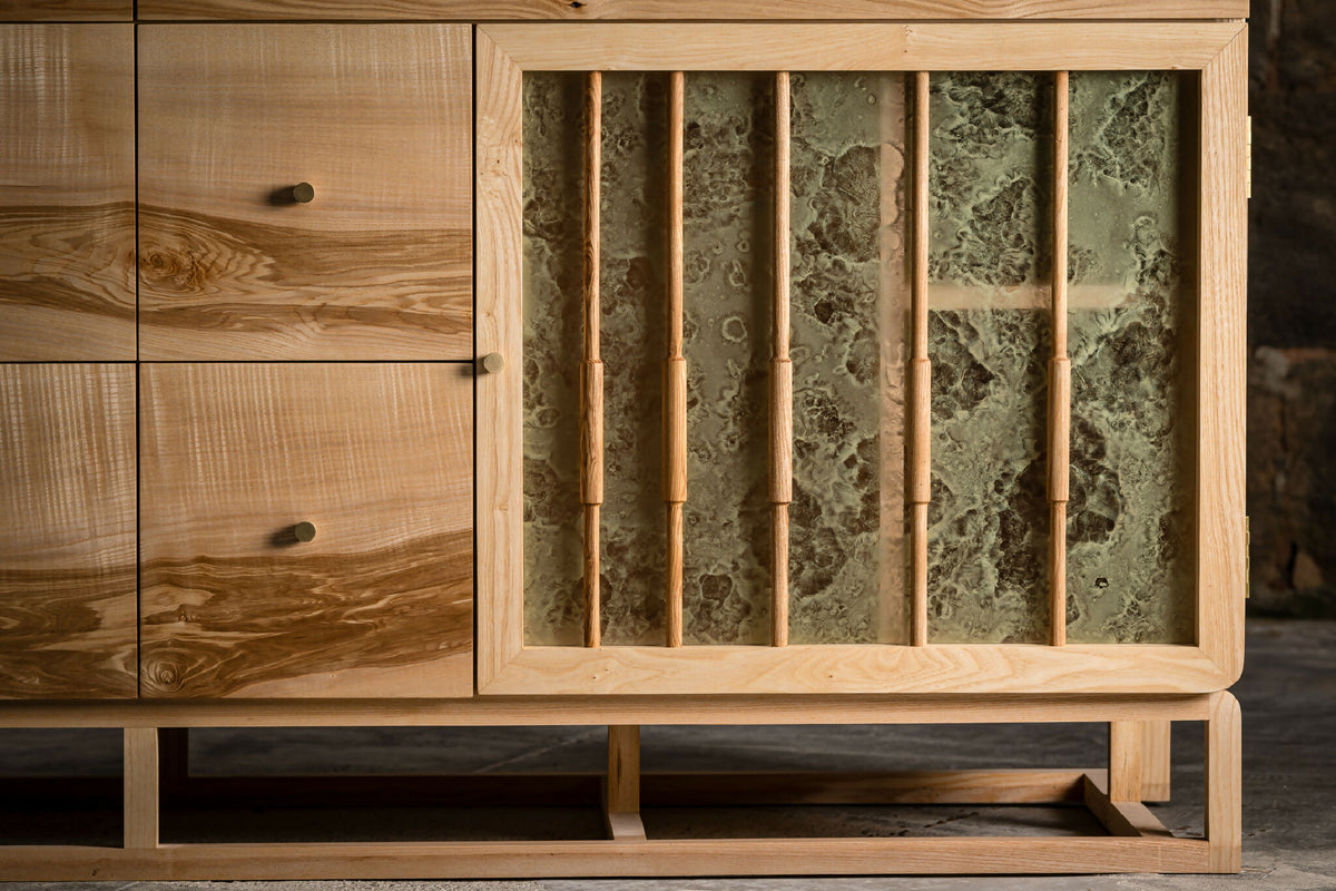 Portes du buffet avec fenêtres à lames verticales et poignées en bois
