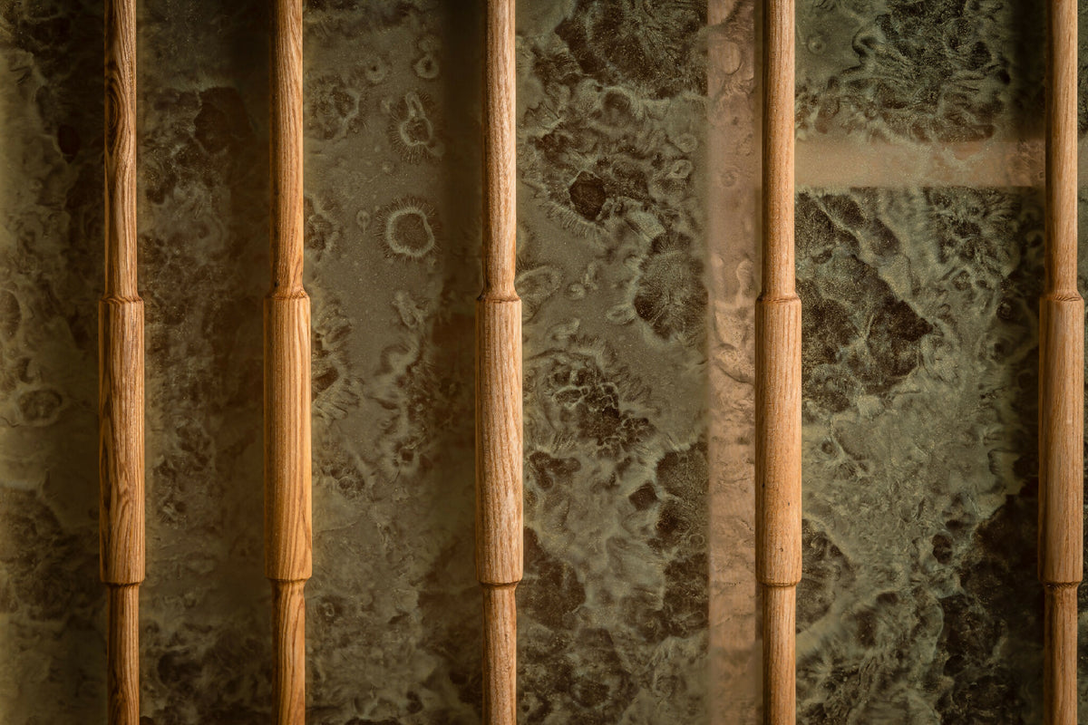 Détail des lames verticales en bois, texture irrégulière et veinage