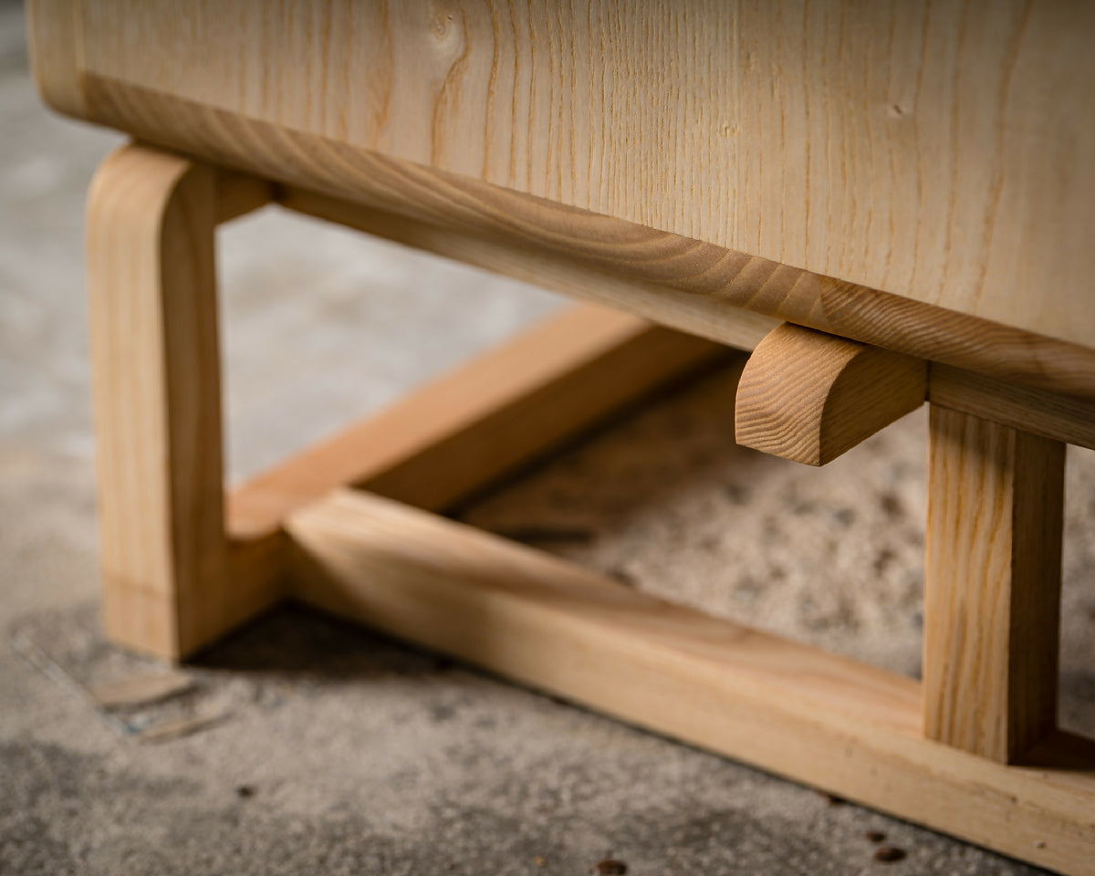Buffet : pieds et traverse en bois, dessous ajouré et base stable