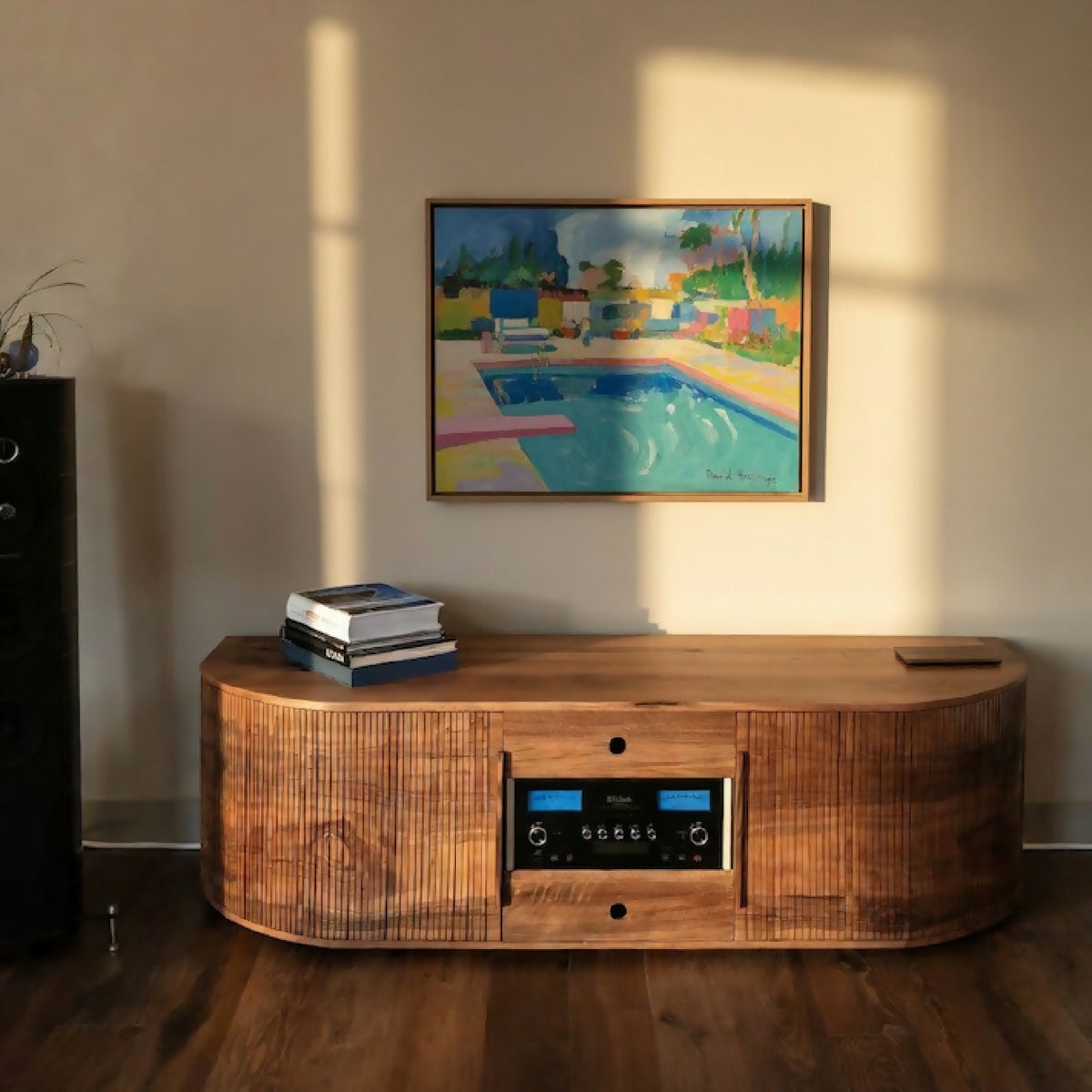Meuble multimédia rond en bois avec façade cannelée et unité audio centrale, tiroirs