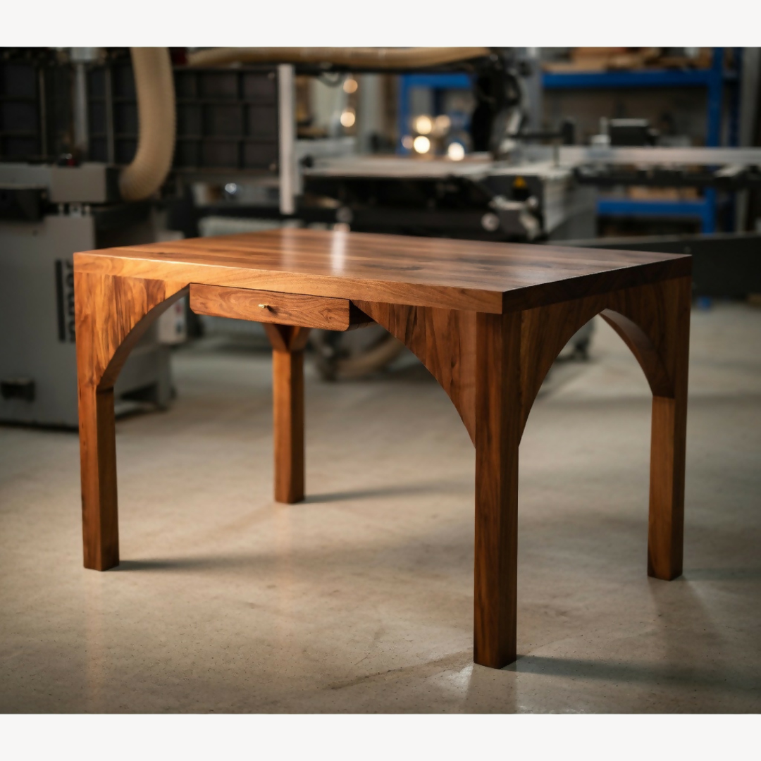 Bureau en bois avec tiroir central et plateau rectangulaire, pieds en biseau
