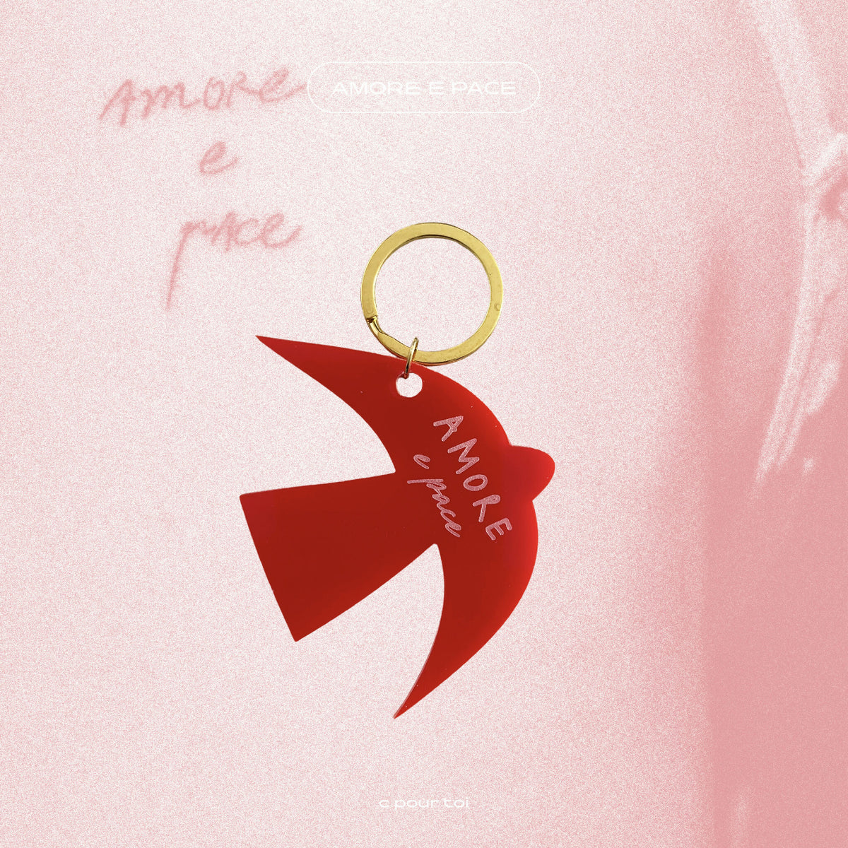 Porte-clés rouge «AMORE E PACE» avec anneau doré, cœur ajouré