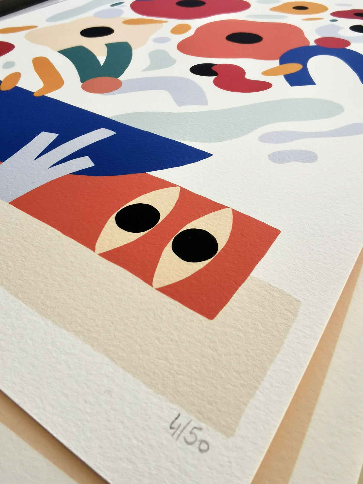 Affiche digigraphie avec détails : composition bleu, rouge et beige, signature en bas