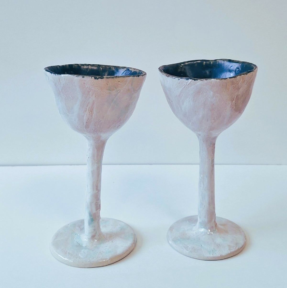 Paire de verres à pied en verre texturé, coupe bleu foncé et tige blanche