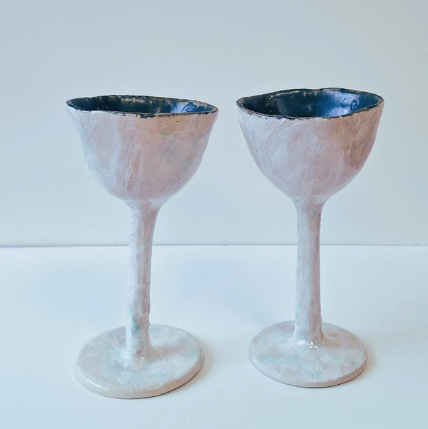 Paire de verres à pied en verre texturé, coupe bleu foncé et tige blanche