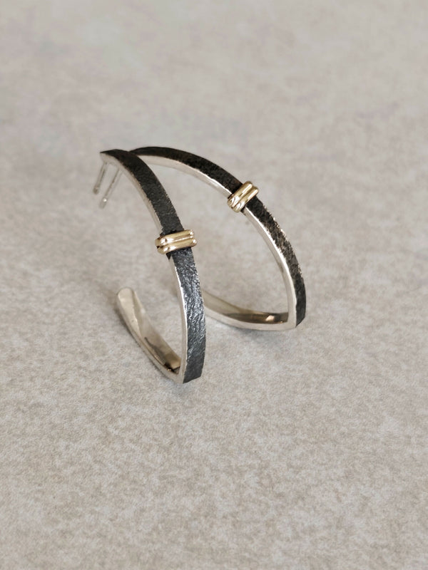 Boucles d’oreilles courbées noires et argentées, fermoirs à tige dorée