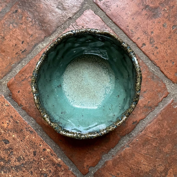 Bol en turquoise à bord doré, intérieur vert translucide, fini texturé
