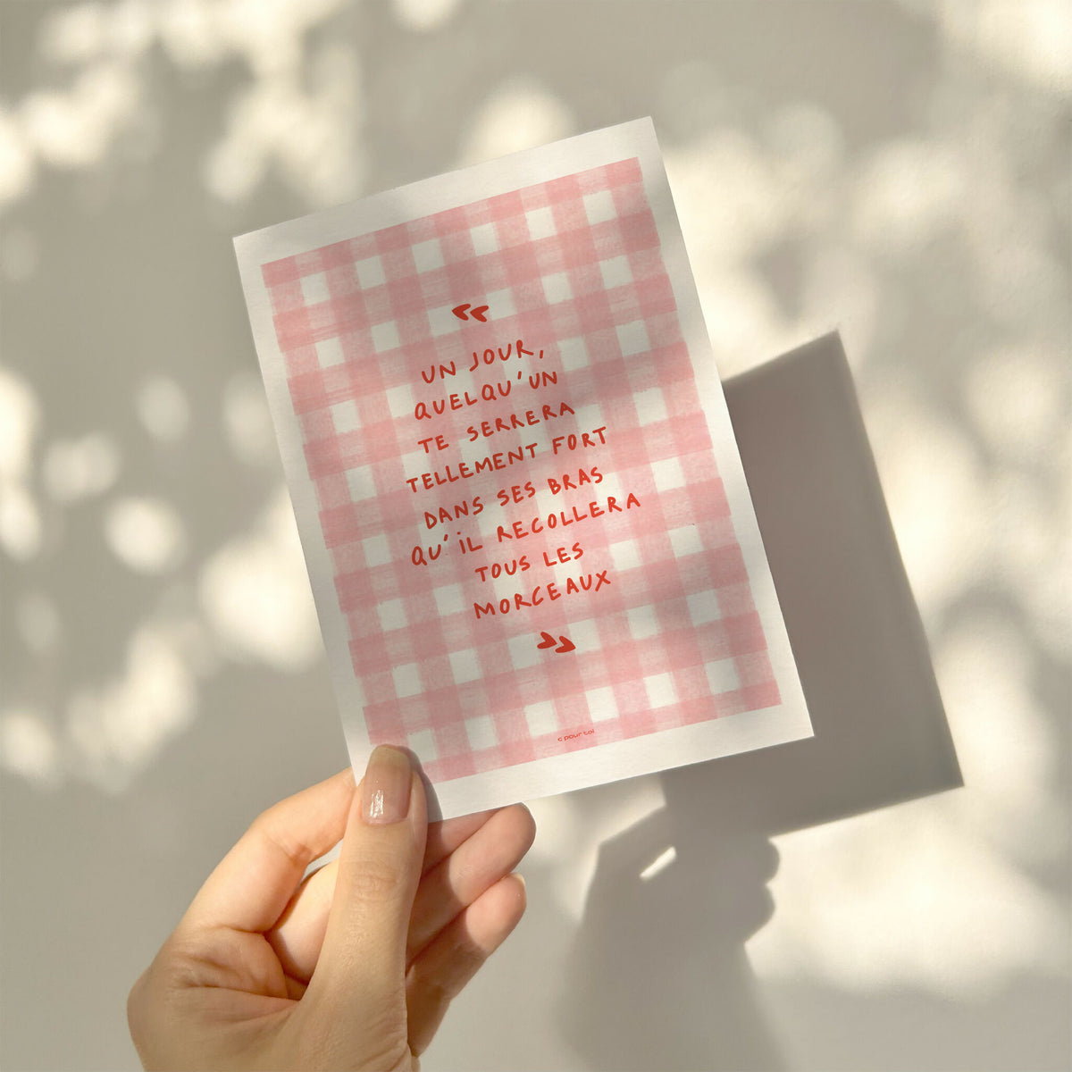 Carte de vœux vichy rose, message rouge imprimé, tenue par une main
