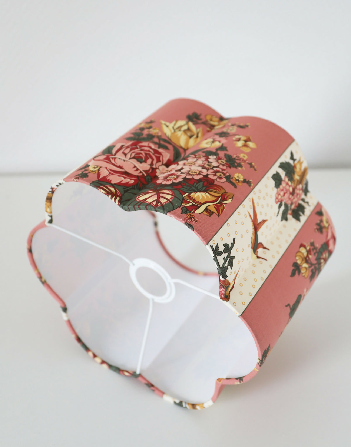 Abat-jour forme fleur en tissu rose à motifs floraux et bord ondulé, style patchwork