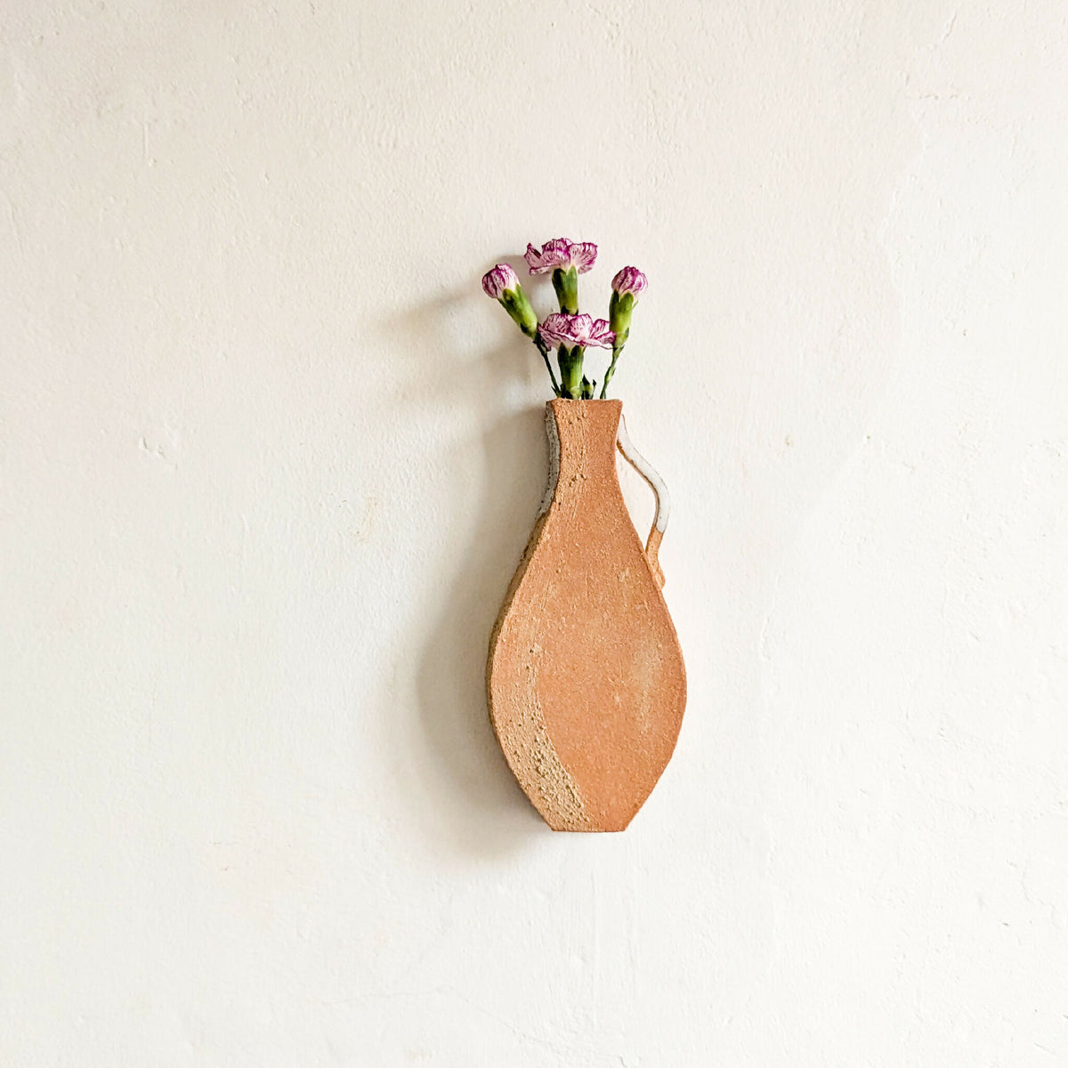 Vase mural en terre cuite en forme de goutte avec cordon et bouquet de fleurs