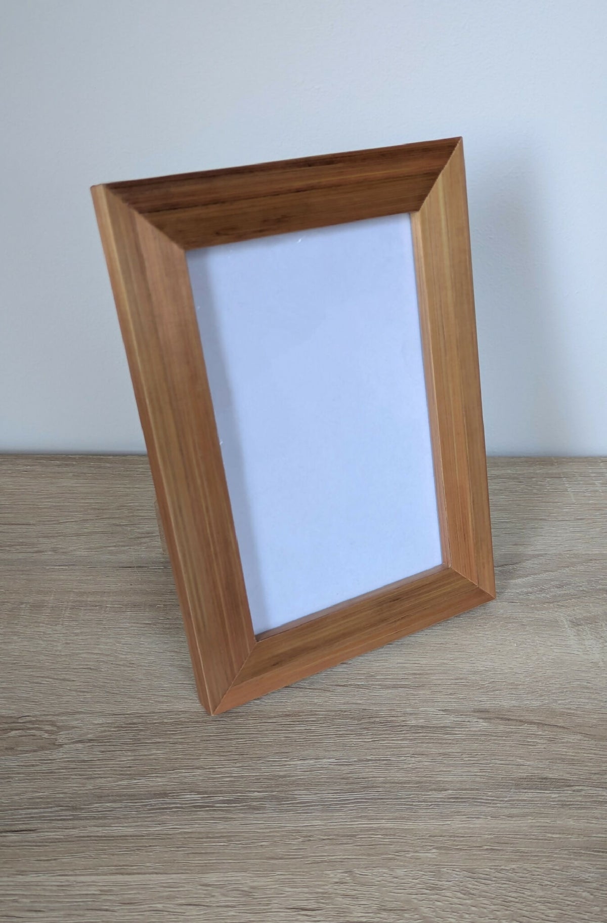 Cadre photo en bois brun à poser, vue de face en léger angle