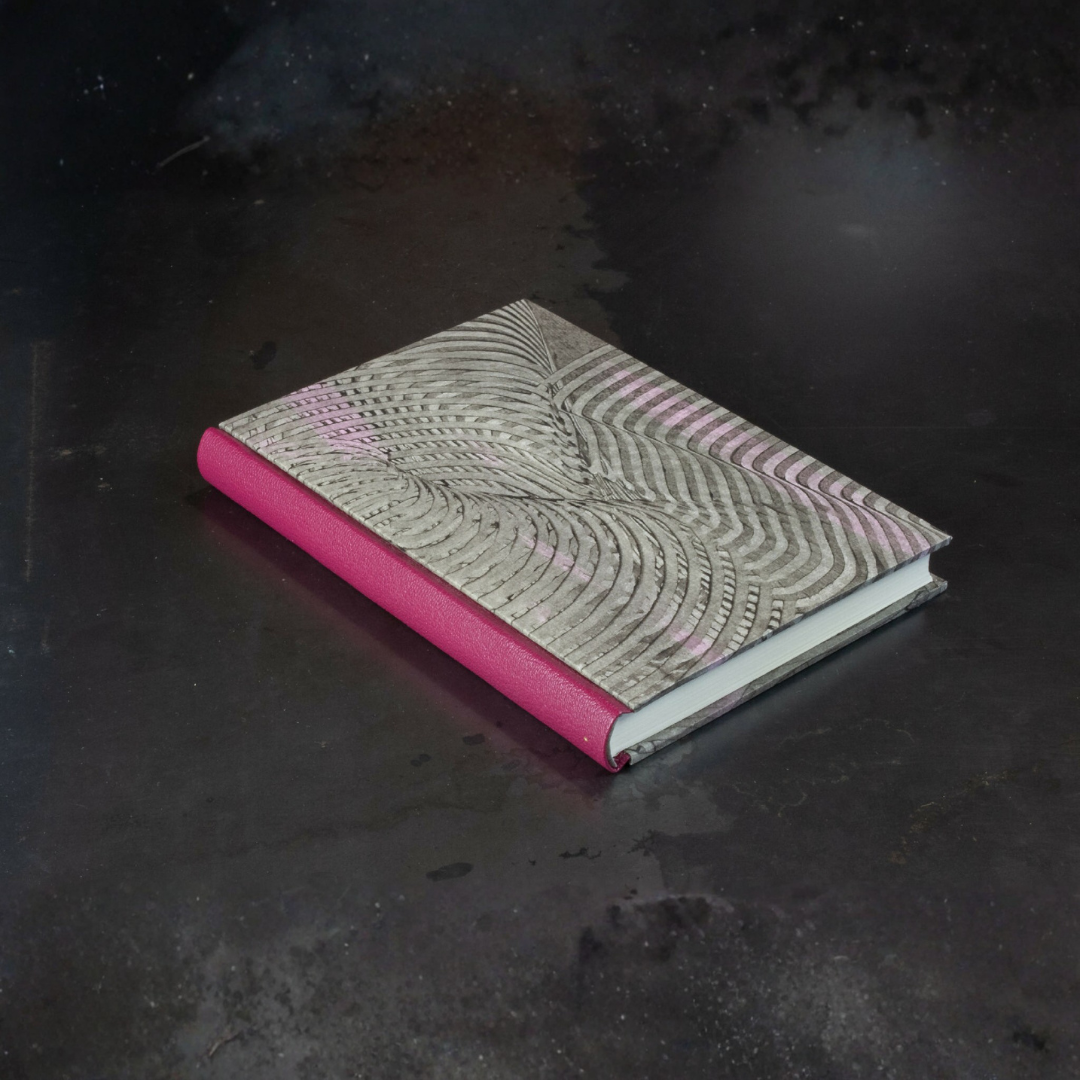 Carnet à couverture en cuir rose fuchsia, pages grises à motifs ondulés