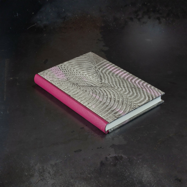 Carnet à couverture en cuir rose fuchsia, pages grises à motifs ondulés
