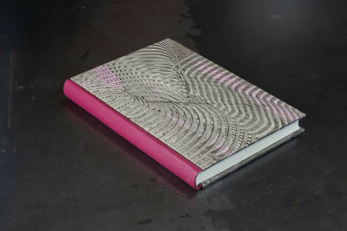 Carnet à couverture en cuir rose fuchsia, papier gris à motifs ondulés