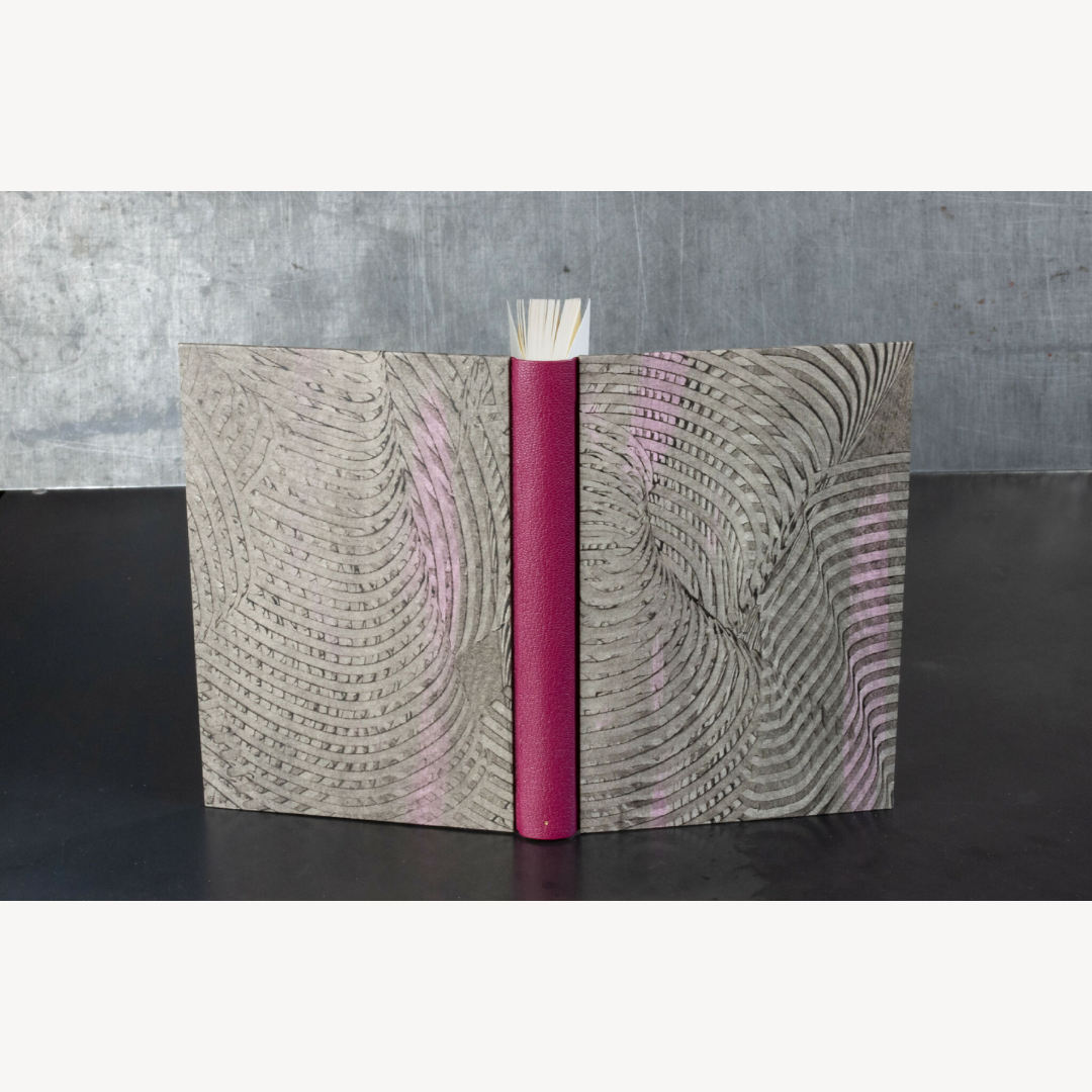 Carnet à la colle, couverture rigide grise à motifs, tranche bordeaux, reliure résistante