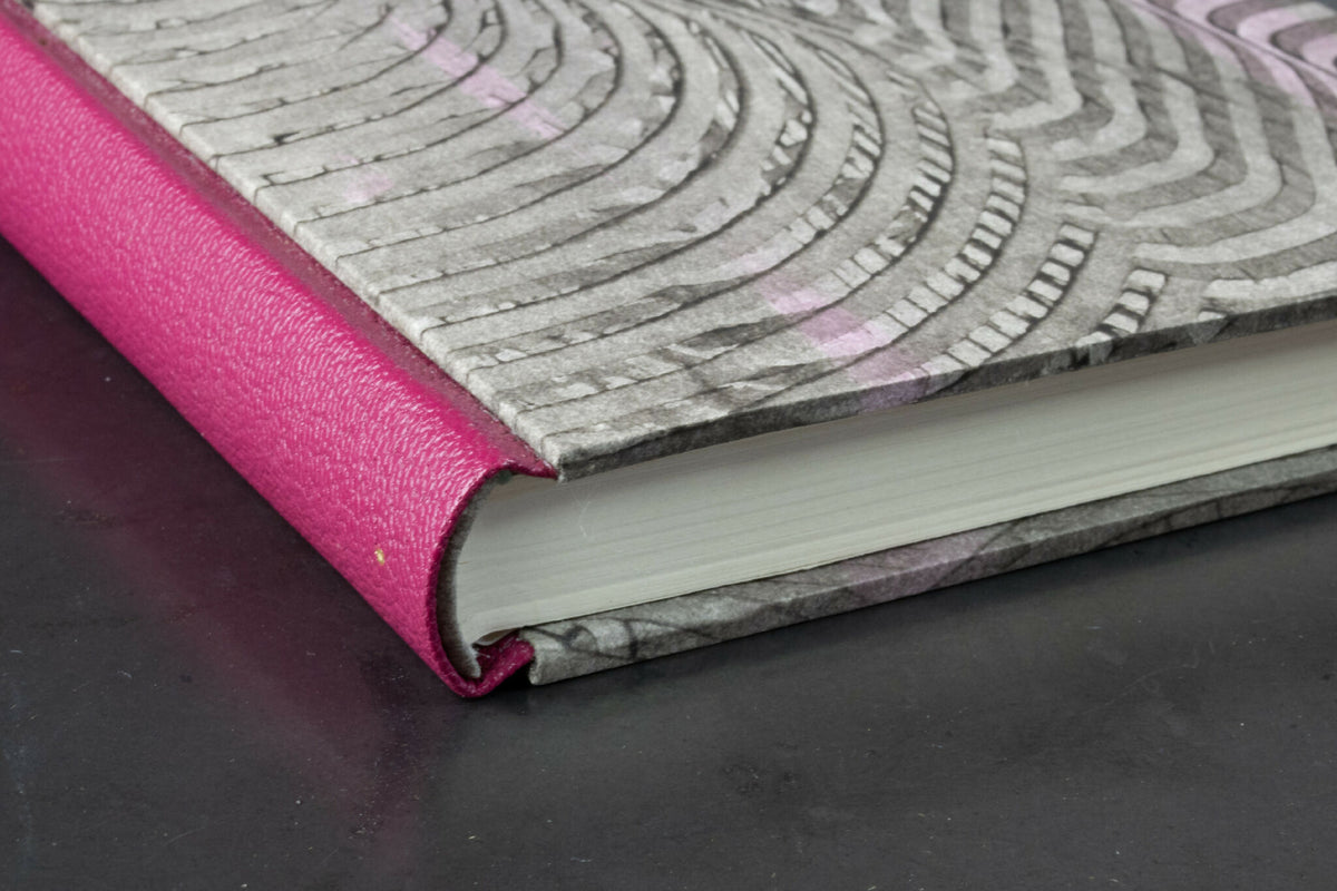 Carnet à couverture en cuir rose fuchsia et pages grises à motifs ondulés